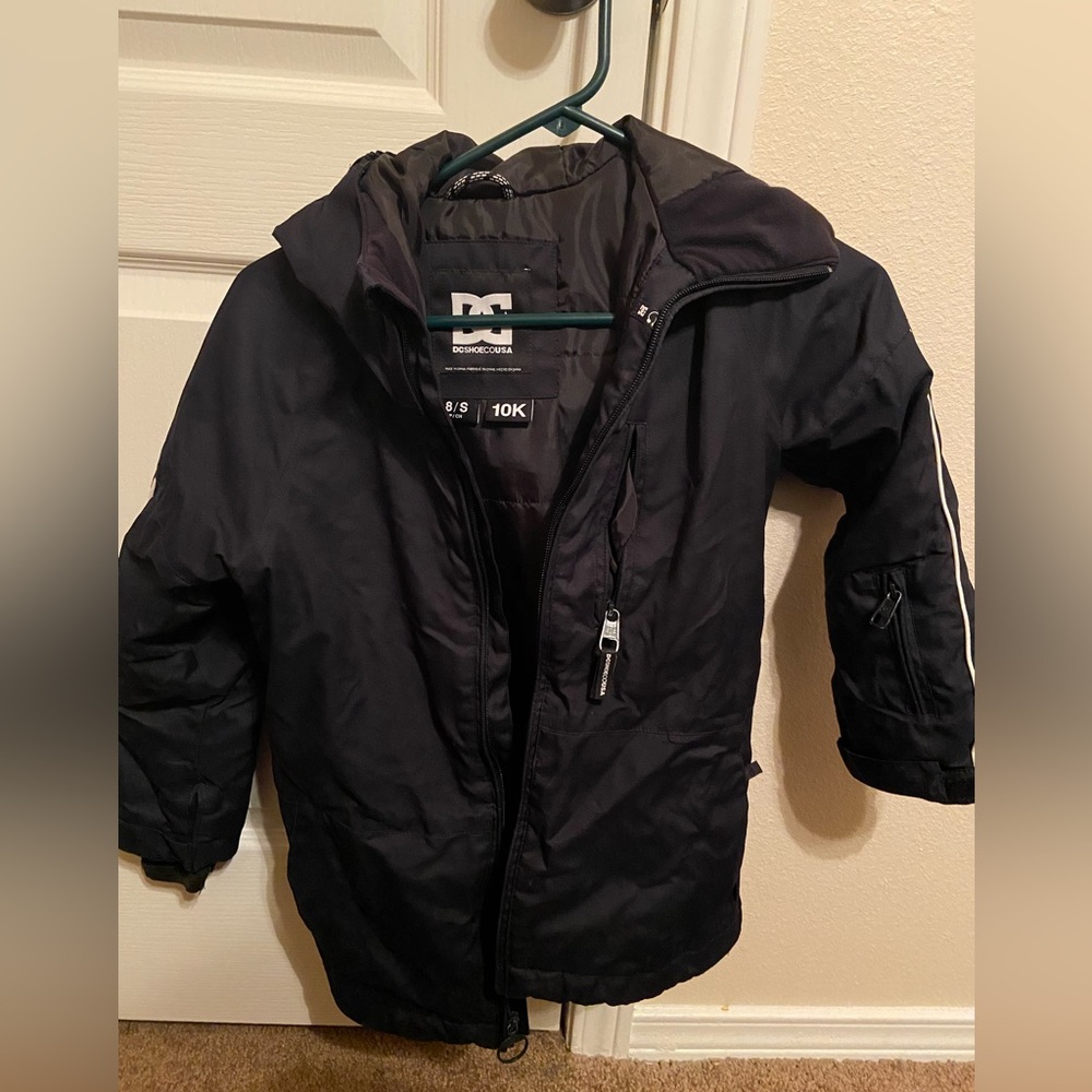 Kids DC Snowboard jacket. Size 8. Black. Good condition.
